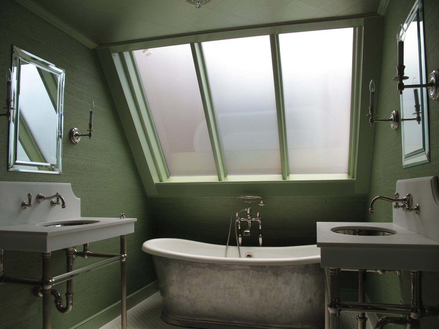 A bathroom with two sinks and a bathtub.