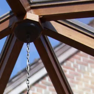A chain hanging from the ceiling of an outdoor room.