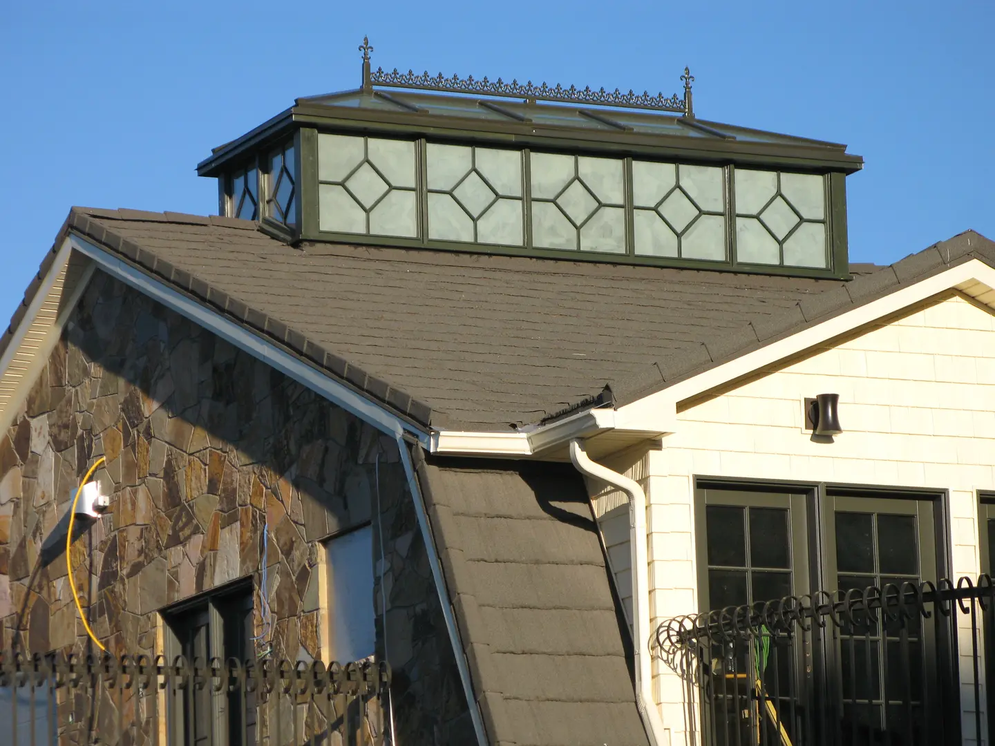 A building with a roof that has a decorative design on it.